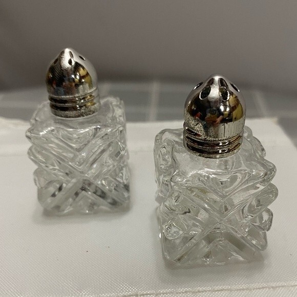 Vintage 1950's Leonard Japan Crystal Cut Glass Miniature Salt and Pepper Shakers - Picture 2 of 7